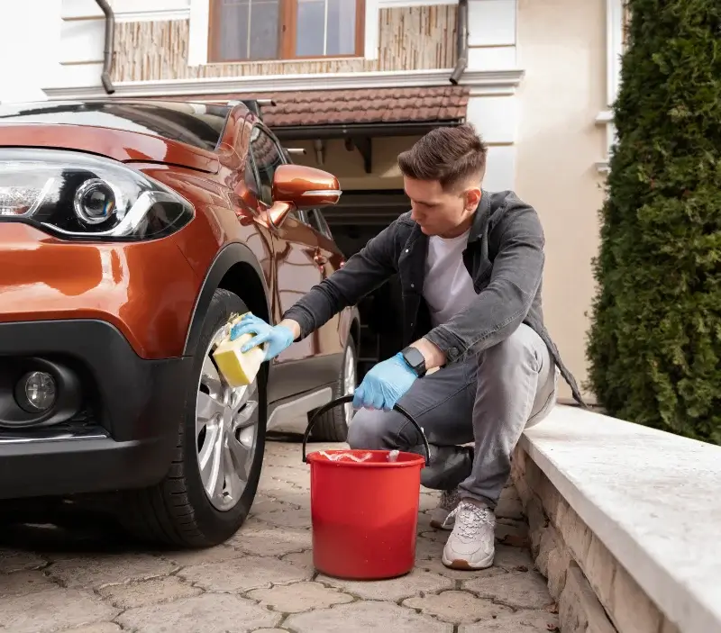 Lavage auto à domicile Lascazères : professionnel intervenant sur un véhicule